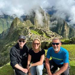 Happy am Machu Picchu