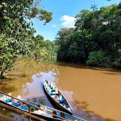 Am nächsten Morgen geht es mit dem Paddelboot zum indigenen Volk Siona