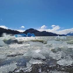 Unten gab es Eisberge, die vom Gletscher abgebrochen sind