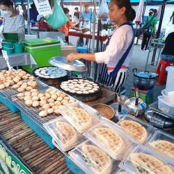Süße mit Kokoscreme und Mais gefüllte Minipfannkuchen
