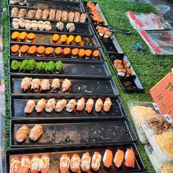 Es ist auch Sushi im Angebot