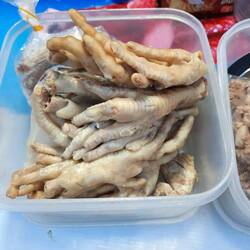 Hühnerfüße - hier eine geschätzte Knabberei