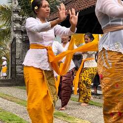 Sinta und Putu tanzen