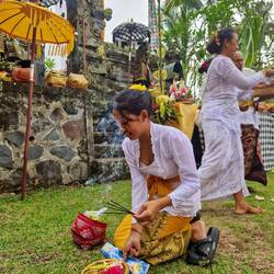 Vorbereitungen, ohne Räucherstäbchen geht nix
