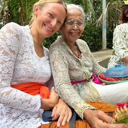 die verrückte alte Dame hatte Spass und schenkte mir einen Ring