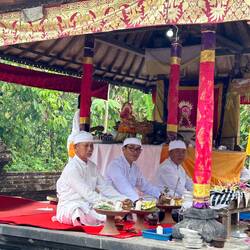 Nyoman bei den Offiziellen