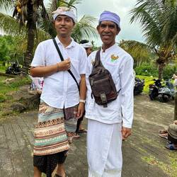 jetzt auch Agus im zeremoniellen Gewand