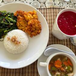 Maisfladen mit Wasserspibat, Hühnersuppe und Drachenfrucht-Papaya-Smoothie