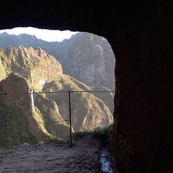 Der Wanderweg führt an manchen Stellen einfach durch den Berg durch