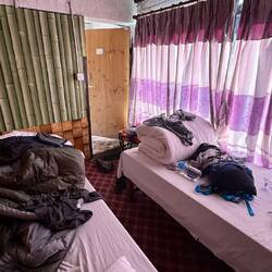 Das Chaos im Wellblech-Speerholzhotel