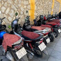 bezahltes Parken. mit Handtüchern, damit die Sitze nicht heiss werden in der Sonne