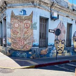 Überall Wandmalereien von hauptsächlich Frauen