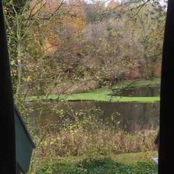Morgendlicher Blick aus dem Hotelfenster während einer Regenpause