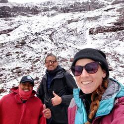 Mit unserem Guide Luis. Chimborazo versteckt sich hinter der Wolke 😅