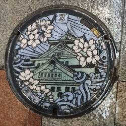 Bunter Gullydeckel mit der Burg von Osaka