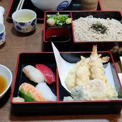 Set met sushi, tempura en soba.