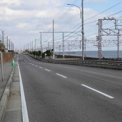 Eine leere Nationalstraße 2! Wegen des Marathons ist sie für Autos noch gesperrt.