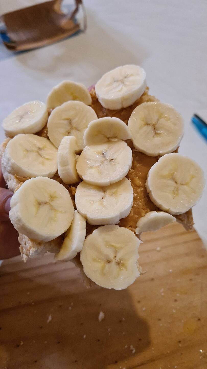 Die finden das hier komisch, dass ich Banane auf meinem Erdnussbutterbrot esse