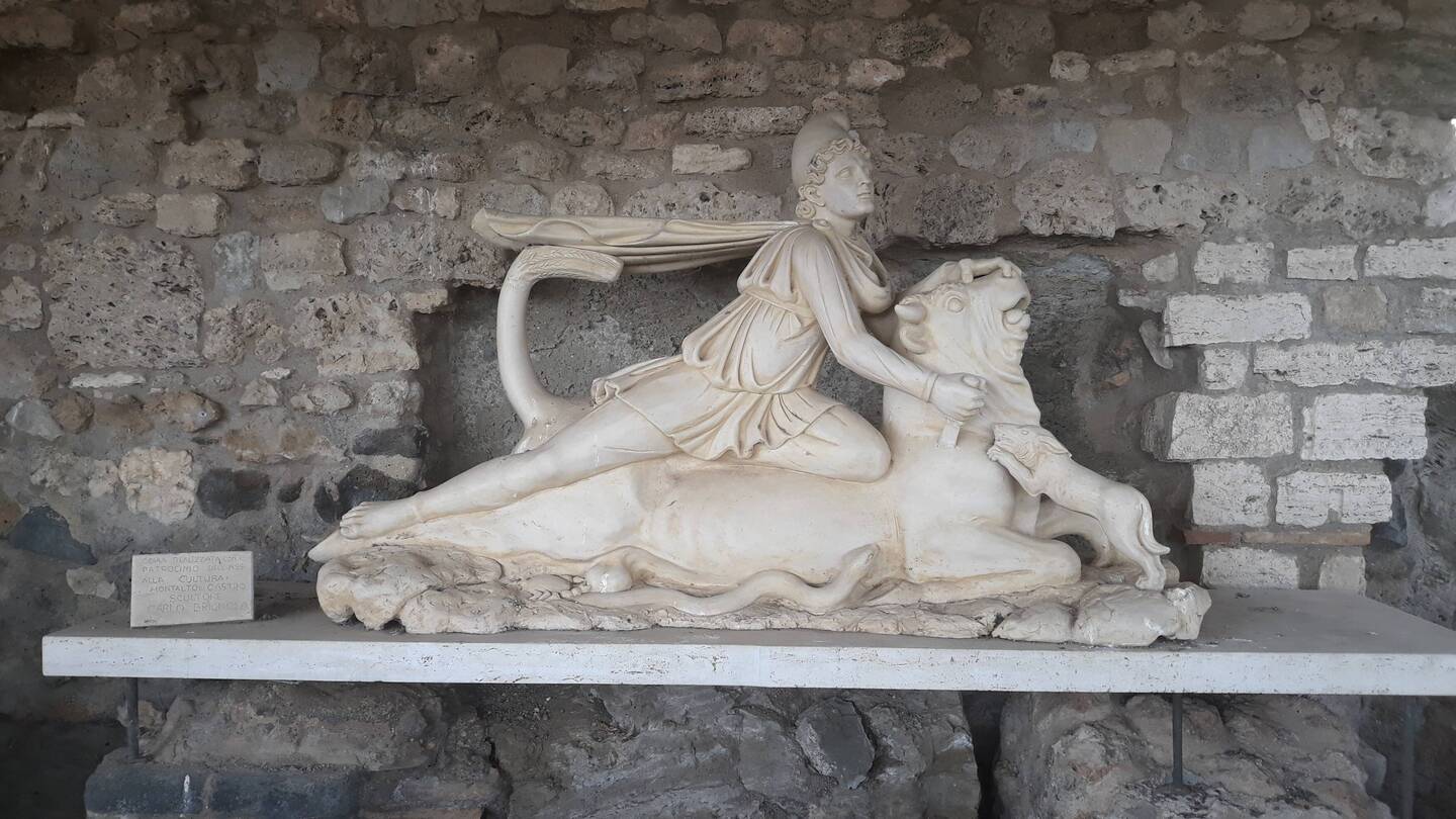 Copia della statua del culto mitraico