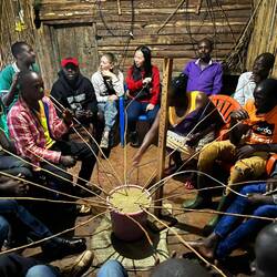 "Agyone" trinken mit den Locals