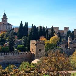 Blick vom Sommerpalast Generalife auf die Festung Alcazaba