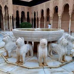 ... mit dem Löwenbrunnen - ein Meisterwerk islamischer Kunst.