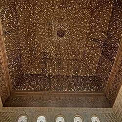 Thronsaal - Decke aus 8000 Holzteilen