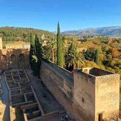 Festungsanlage Alcazaba und die Sierra Nevada
