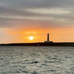 Sonnenaufgang hinter dem Leuchturm von Punta de Sant Carles