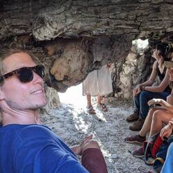 Picnic und silent meditation in dem hohlen Stamm