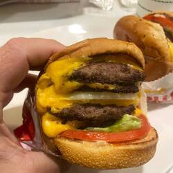 Ein 4x4, das sind 4 Burger Patties (1 Pfund Fleisch)