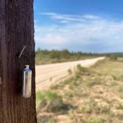 Ein kleiner Geocache am Straßenrand
