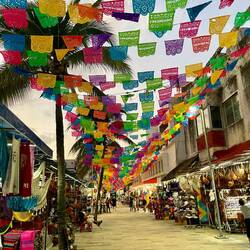 Überall die bunten Fahnen (Playa del Carmen)