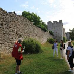 Entlang der wuchtigen Stadtmauer