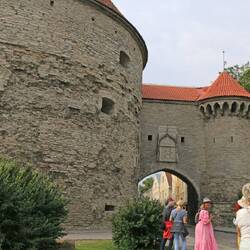 Bei Sommerwärme durchqueren wir die Stadtmauer.