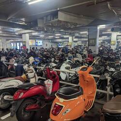 Motorradparkhaus im Einkaufscenter