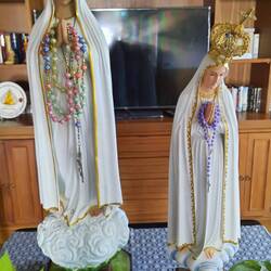 In der benachbarten Bibliotheksecke gibt es eine katholische Abteilung mit der Fatima-Madonna