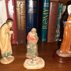 ..... und zwei Krippengruppen - Weihnachten das ganze Jahr - Heinrich Böll läßt grüßen!