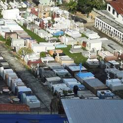 Unterhalb liegt der katholische Friedhof