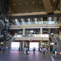 Am Bahnhof Osaka.