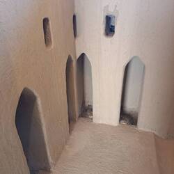 Durch die Schlitze am Boden wurde heißer Dattelsud auf Eindringlinge gegossen