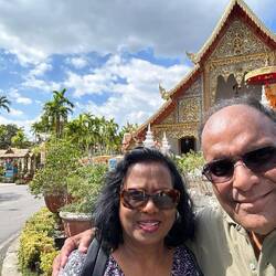 Priyanthi und Theja auf einer Tempeltour in Chiang Mai