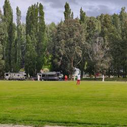 On finit sur un match de cricket au camping. Toujours rien compris aux règles mais c'est lonnnnnnng!