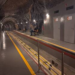 Die kleine Bahn zum Höhleneingang fuhr leider nicht. Rainer hat ganz umsonst gewartet...
