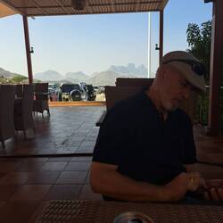 Hier geht's mal nicht um Rainer. Der saß nur vor dem Bergpanorama