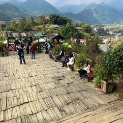 Plattform aus Brettern..