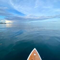 Wie ein glatter See liegt das Meer morgens da