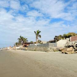 Am Strand in Richtung Zentrum gibt es einzelne Unterkünfte, aber auch vereinzelte Ruinen 😬