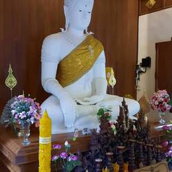 Buddha, wie er den Erdgeist Mara bezwingt, eine weitverbreitete Darstellungsvariante