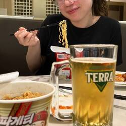 Korean airport lounge meal with Maya 🍺